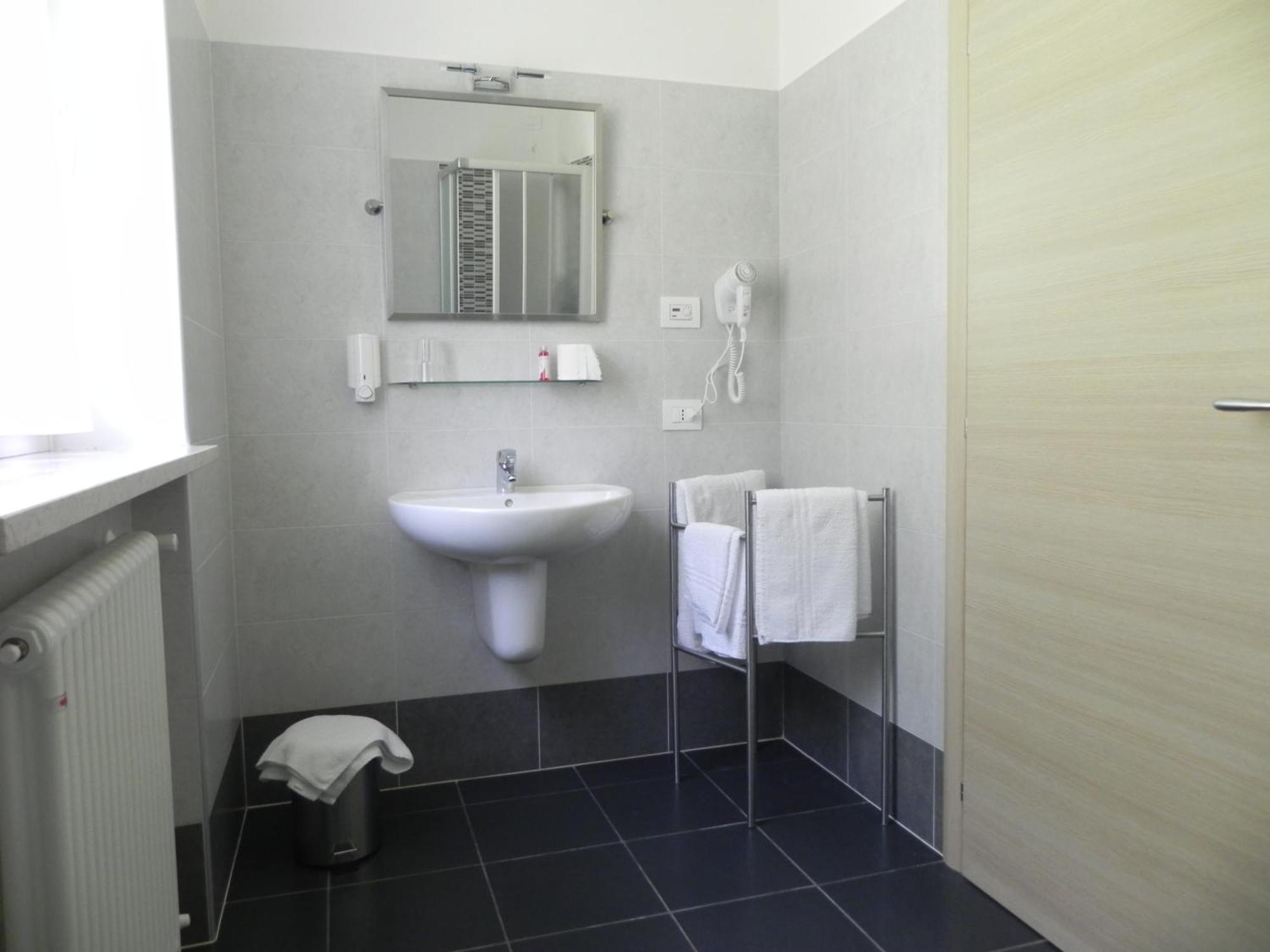 Sole Levante Male Room photo
